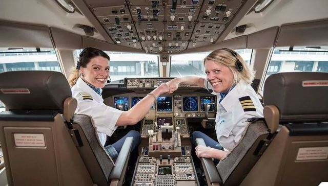 荷航女飞行员Marlies Beek:工作26年，曾与父亲并肩飞行