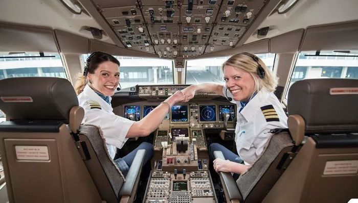 荷航女飞行员Marlies Beek:工作26年，曾与父亲并肩飞行