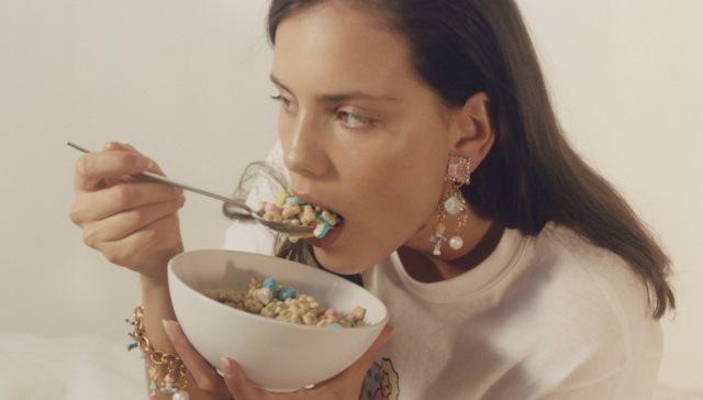 那些小时候戴过的发夹、手链，怎么又重新流行了？