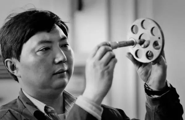 今年上海代表团空了一个位子，但他的勤奋、朴实、坚持大家都记着