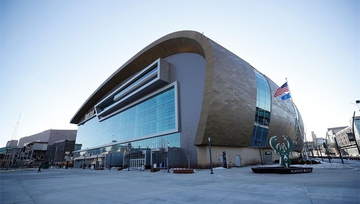 媒体版权成收入风向标，但季票销售仍是北美体育的关键