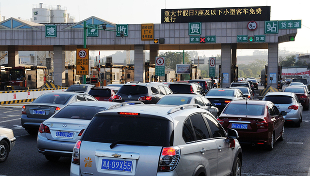 两会声音|人大代表建议高速公路取消节假日免费，实行错时收费