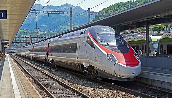 铁路部门回应“高铁救人被征询医师证”：感谢医生善举，就不当行为致歉