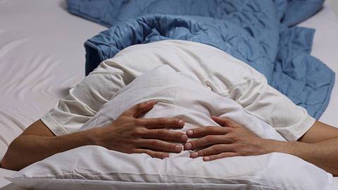 【特写】失眠的夜里，他靠美妆小姐姐入睡