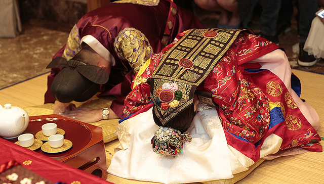 韩国去年创两项历史之最：结婚登记数最低，40岁以上女性生育率最高