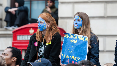 【特写】在脱欧游行现场，我遇到了三个英国年轻人