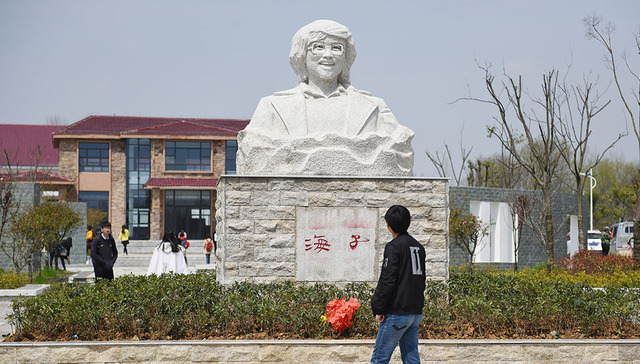 【海子逝世30周年】怀念海子的时候，人们在怀念什么？