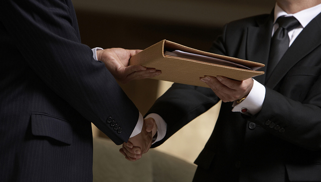 税务人员成“掮客”助问题公司中标，六年受贿近4000万元