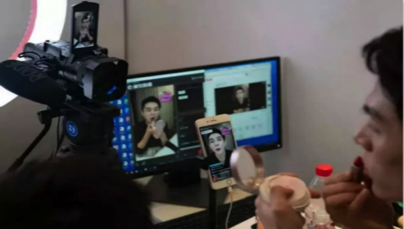 铁唇烈焰的李佳琦，是直播圈当下最in的口红少年！