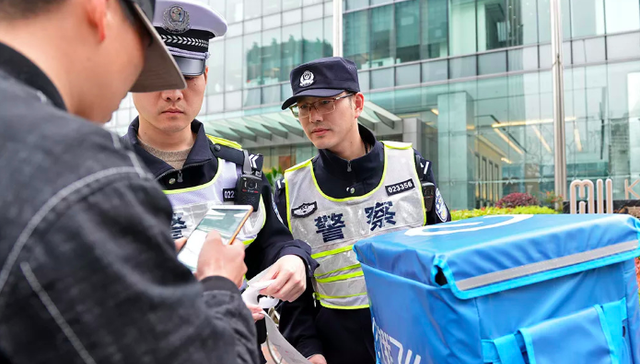 交通违法行为,交通参与者,持续动员,规定车道,交通安全法规,交通执法,交通状况,徐汇,行驶,闯红灯