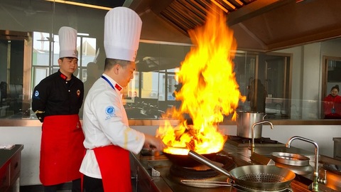 【特写】没有一只小龙虾可以活着爬出湖北潜江的这所学校