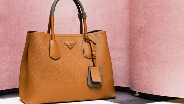 快看｜Prada和Miu Miu下调中国内地商品零售价格