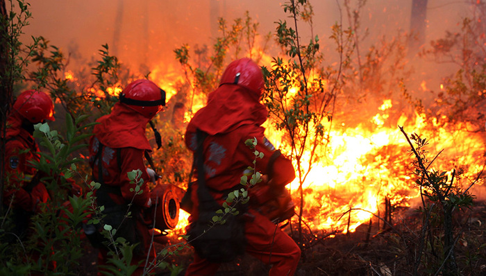 四川凉山木里火场现复燃，350名扑火队员待命扑救