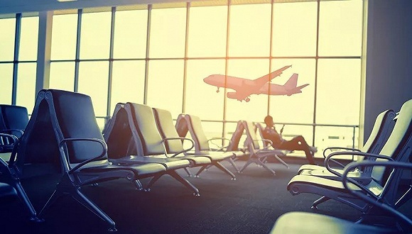 国泰航空一航班引擎冒烟返航，已安全降落