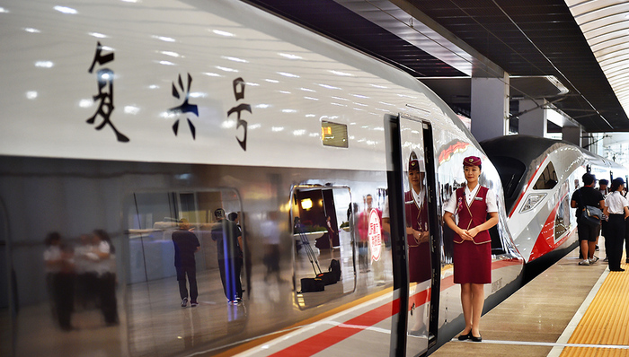 小长假高铁返程高峰，乘客“买短乘长”导致超员报警停车