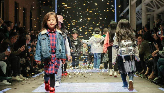 女童模在片场被母亲踢踹，谁来保护孩子的童年？