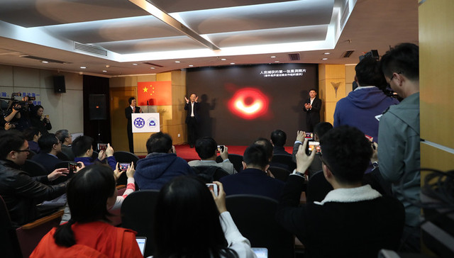 人类首张黑洞照片公布，为何“冲洗”了两年？