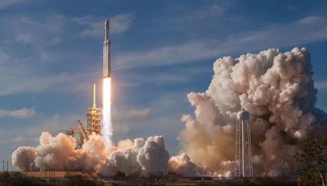 “重型猎鹰”首次商飞成功，SpaceX再进一步