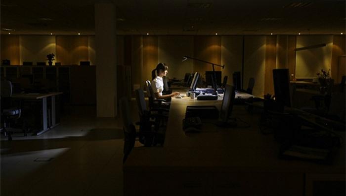 强制灌输,企业治理,磨洋工,奋斗精神,下行压力,涌流,激励手段,延长工时,企业管理者,加班工资