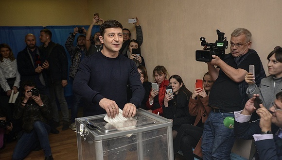 乌克兰总统选举开启决胜轮，七成选民愿“豪赌”喜剧演员