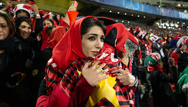 在伊朗，我需要贴着胡子看球赛