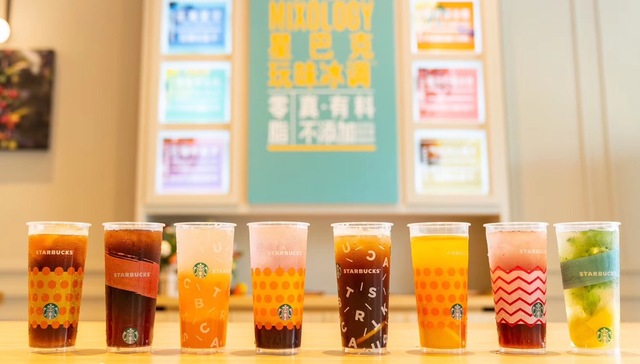 星巴克推出“玩味冰调”，这是它的首次本土饮品创新