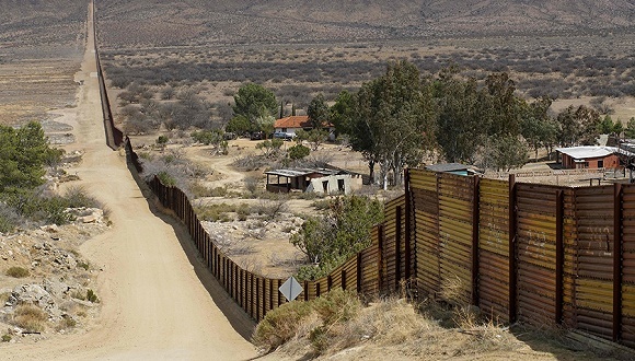 美墨边境民兵武装头目因非法持枪被捕，曾宣称计划暗杀奥巴马希拉里