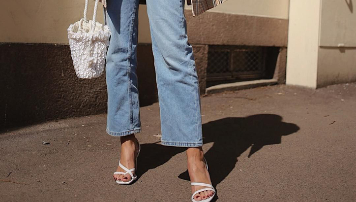 【衣帽间】还记得老照片里的方头细带凉鞋吗？它终于又流行回来了