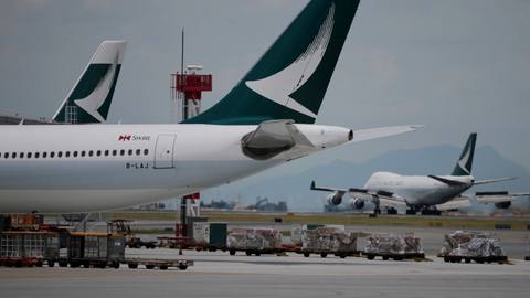 国泰航空发生两起机长飞行途中突然失明事件