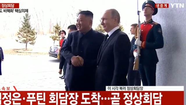 金正恩与普京首次会面：微笑握手后进行一对一会谈