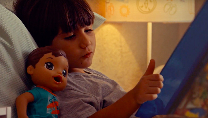 男孩为什么要玩娃娃？玩具公司孩之宝说可以让他们学会关心人