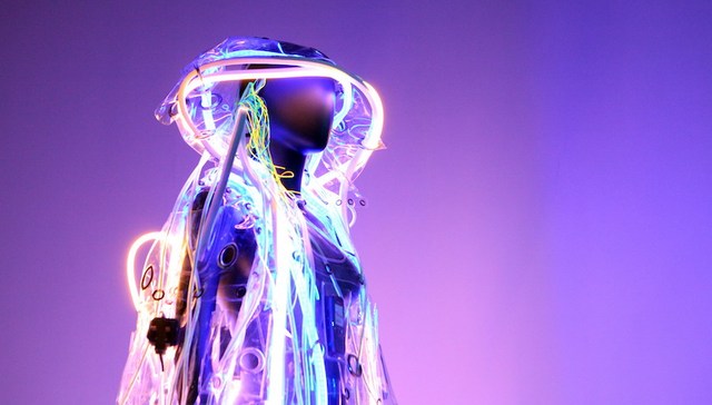 12年后再回归，叶锦添在北京造了一座未来悬浮城市