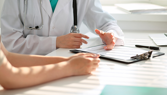 赵晓菁,民警,医生,警方,专家门诊,当事人,手铐,诊疗室,医疗行为