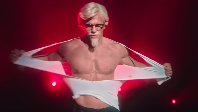 母亲节给妈妈看浪到没边的肯德基肌肉男，你怎么看？