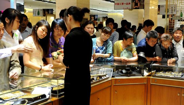 暂别北上广，珠宝黄金品牌现在盯上中国小镇青年