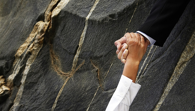 董监高“拯救”了控股股东，亚邦股份业绩承诺修改案惊险获批