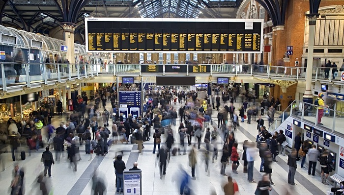 买短乘长，列车超载，正常购票无法上车，网友：凭什么让守规矩的吃亏？