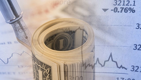 央行定向降准释放中小银行2800亿资金，A股重挫下银行股跌得不算惨