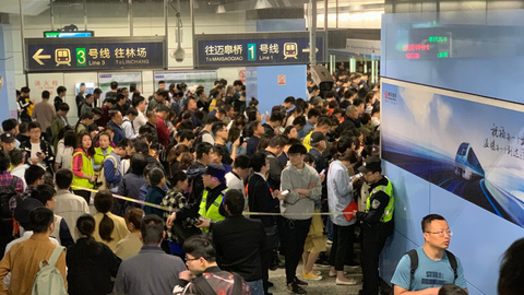 南京地铁故障致大量乘客滞留，地铁公司有责任吗？