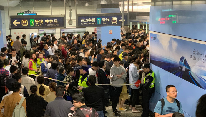 南京地铁故障致大量乘客滞留，地铁公司有责任吗？