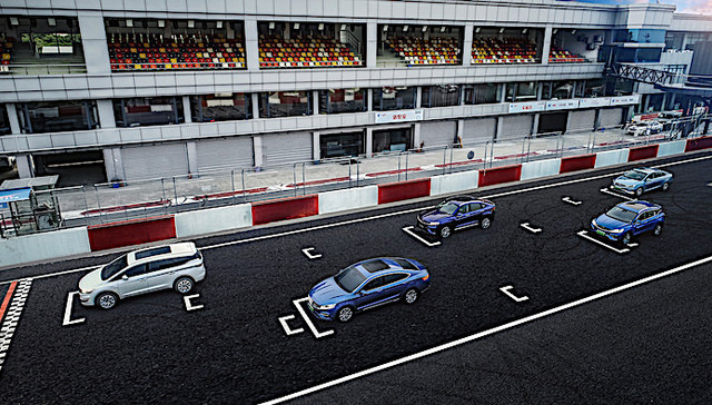 试驾 | 我们在赛道上试了试吉利全系PHEV车型