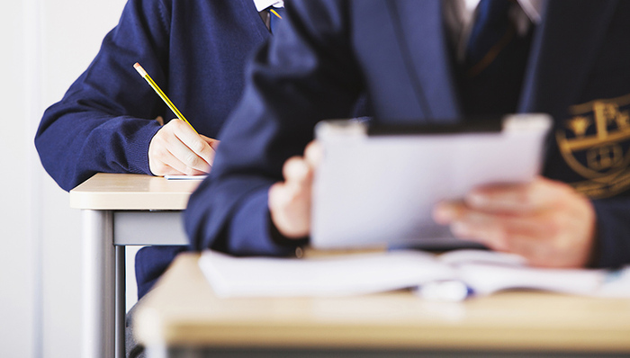 【界面早报】深圳富源学校32名学生属高考移民 康得董事长因涉嫌犯罪被采取刑事强制措施