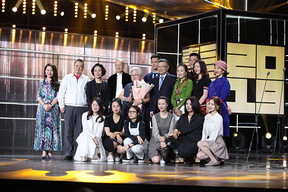 陈薪伊导演及其学生合影留恋