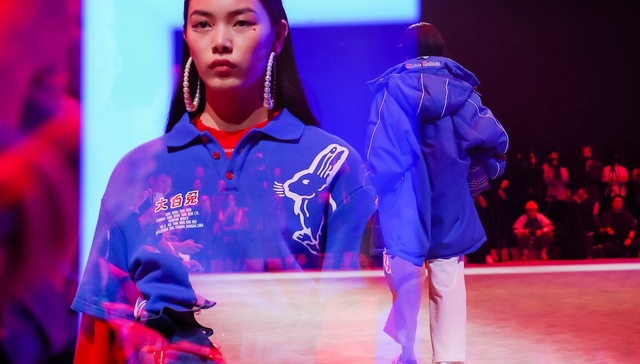 太平鸟旗下品牌乐町在上海走秀，发布了和“大白兔”合作的新系列