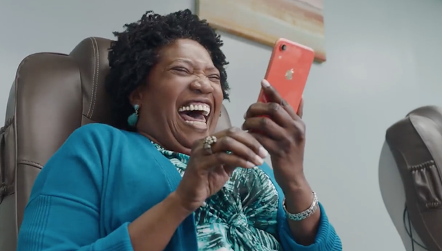 不到最后一秒不知道在讲什么，苹果广告变得无厘头了