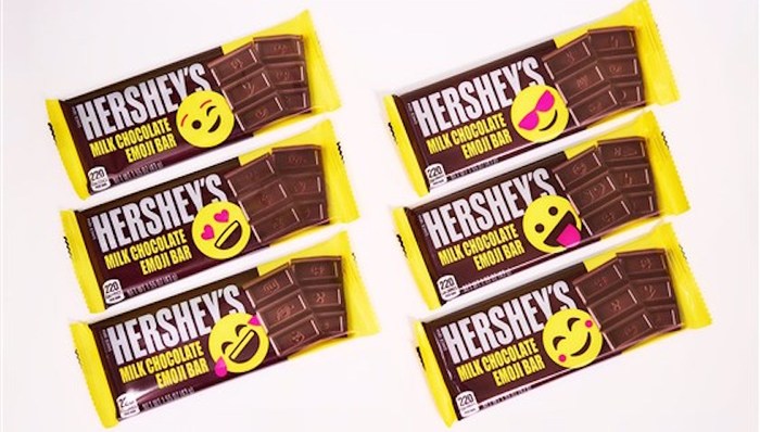 好时把emoji刻上巧克力，也包括大便的表情