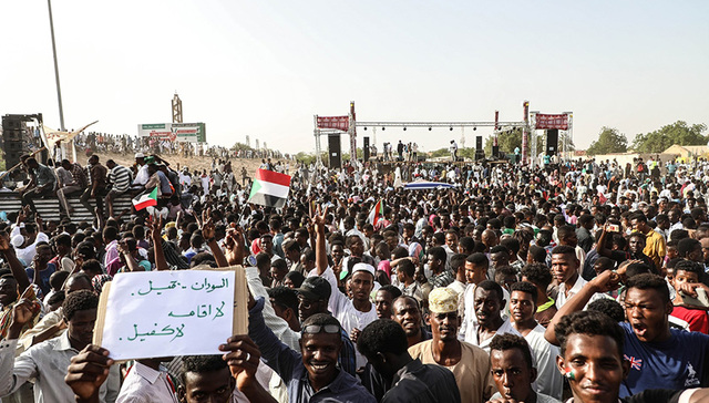 双方都“退让”，苏丹军方与反对派谈成三年过渡期