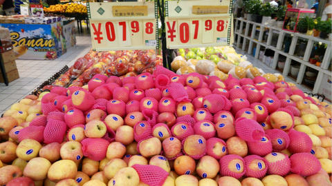 水果价格飙升：以前吃樱桃蓝莓，现在挑菜瓜香瓜