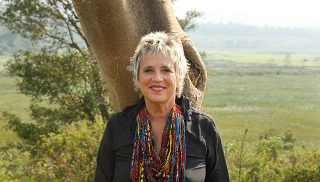 没有等来性虐她的父亲的道歉，伊芙·恩斯勒就自己写了一个