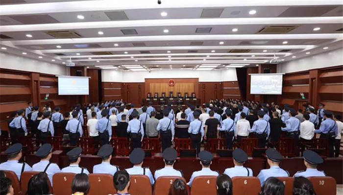 周闯,黑老大,涉黑团伙,1975年,公安部督办,写诗,人到中年,被告人,竞拍,江湖地位